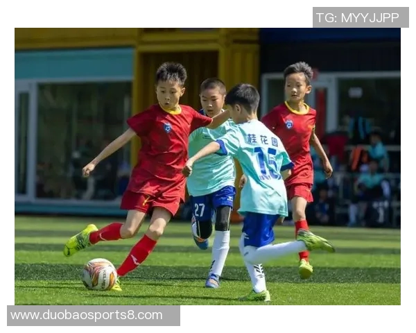 朋友们在绿茵场上挥洒汗水共同踢足球的快乐时光 朋友们在绿茵场上挥洒汗水共同踢足球的快乐时光